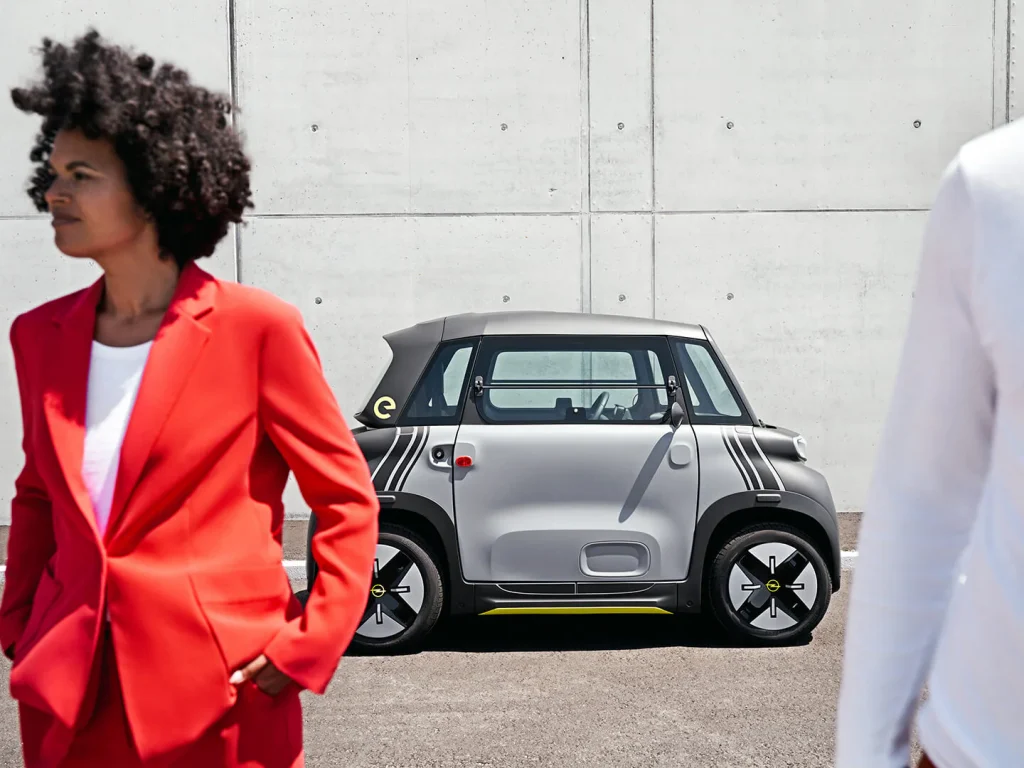 opel_rocks-e_gallery_exterior-people-red-jacket_4x3_ro22_e01_029_or_011