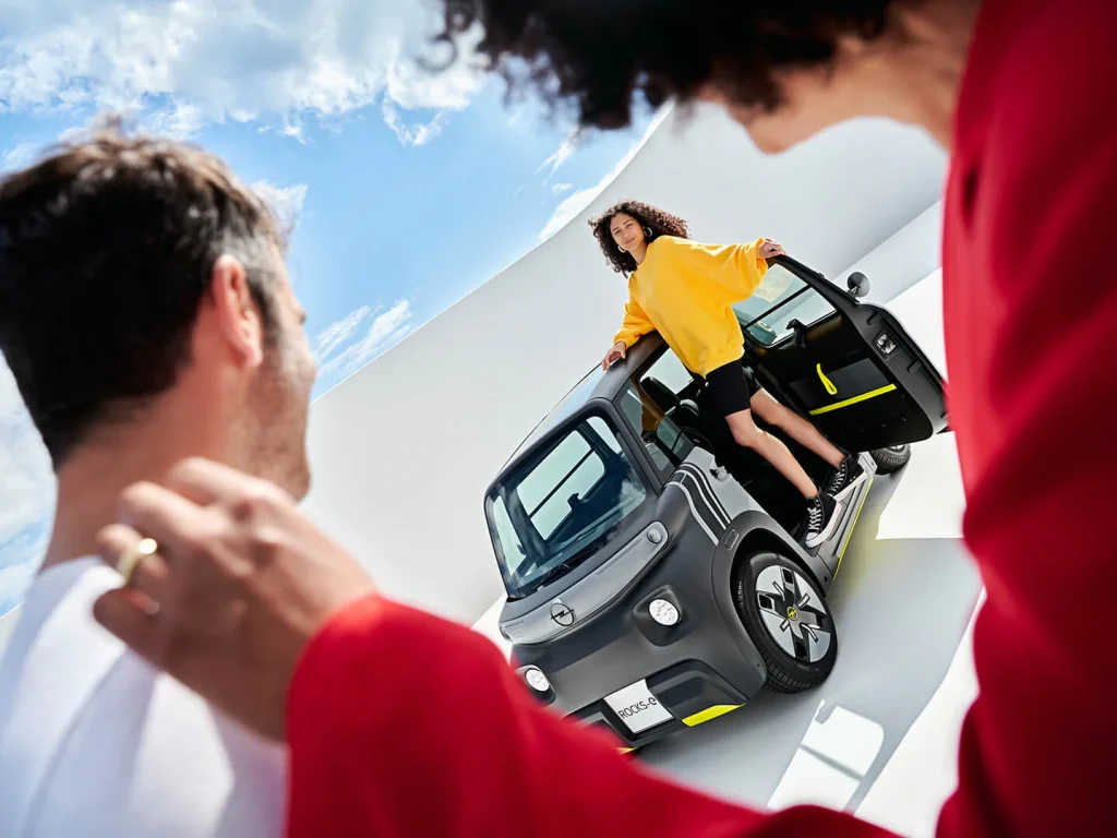 opel_rocks-e_gallery_exterior-people-yellow-sweater_4x3_ro22_e01_025